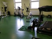 Serwis sprzętu sportowego w siłowniach szkolnych, miejskich ośrodkach